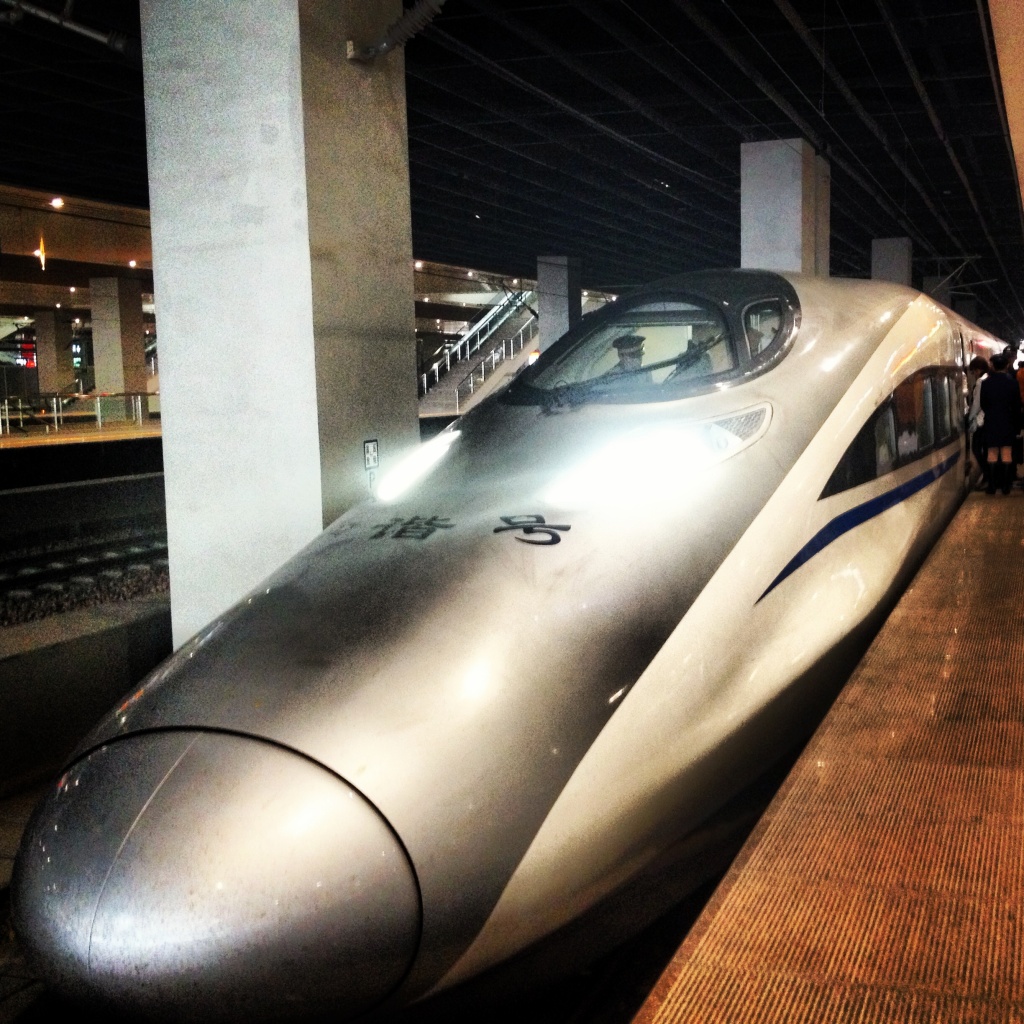 Zhengzhou - Il treno ad alta velocità percorre gli 800 chilometri che ancora mancano a Pechino in poco più di cinque ore by Cecilia Attanasio Ghezzi