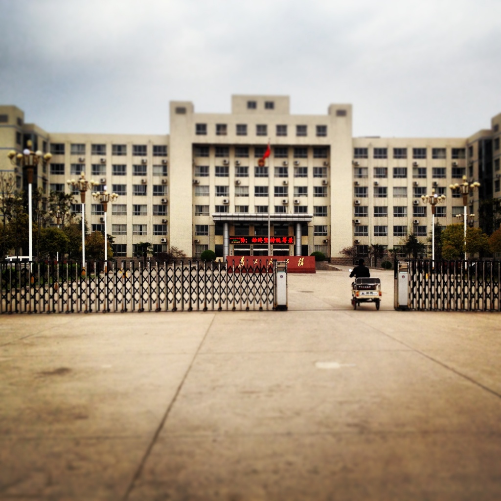 Taikang - L'imponente edificio governativo che domina l'unica, gigantesca piazza del capoluogo della contea by Cecilia Attanasio Ghezzi