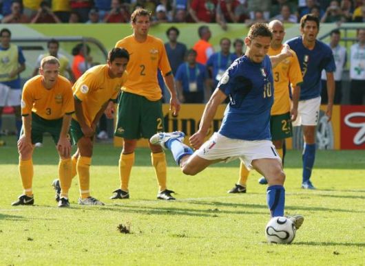 La follia western del calcio di rigore. Replay del 93mo minuto di Italia-Australia 2006