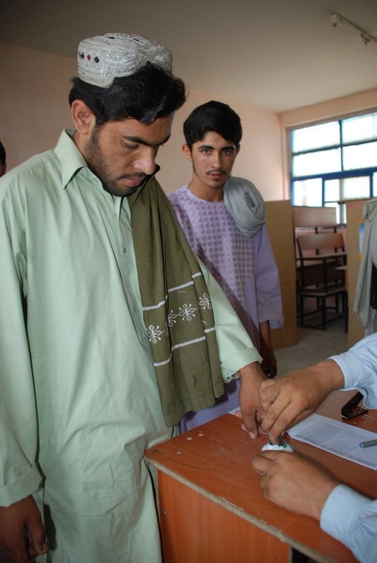Afghanistan, Inchiostro indelebile per marcare gli elettori a Lashkargah foto di Giuliano Battiston