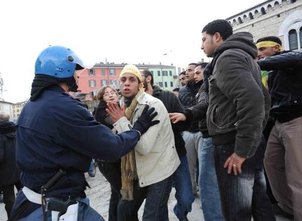 Brescia, cariche contro i migranti