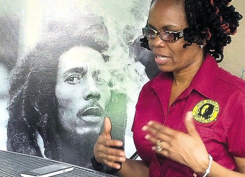 Obama canta il reggae nel tempio di Bob Marley