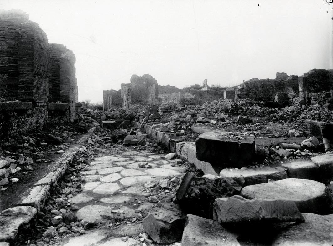 Pompei, bombardamento del 1943 nell’insula VII 6 (Archivio fotografico Soprintendenza speciale per Pompei, Ercolano e Stabia)