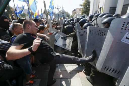 Demonstrators, who are against a constitutional amendment on decentralization, clash with police outside the parliament building in Kiev, Ukraine, August 31, 2015.  REUTERS/Valentyn Ogirenko