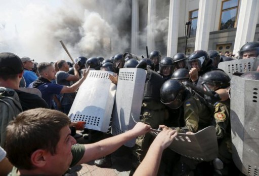 Demonstrators, who are against a constitutional amendment on decentralization, clash with police outside the parliament building in Kiev, Ukraine, August 31, 2015.  REUTERS/Valentyn Ogirenko