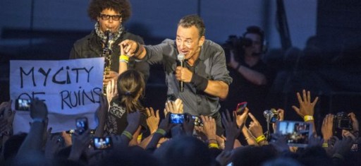 (KIKA) - ROMA - A quattro anni di distanza Bruce Springsteen è ritornato a suonare e a far cantare i fan romani con uno spettacolo con la S maiuscola.Il Boss, questo è il soprannome del celebre rocker, ha incantato con la sua voce e il suo dinamismo i trentadue mila fan che si sono ritrovati all'interno dell'Ippodromo delle Capannelle. Springsteen è solamente una delle tante stelle della musica che quest'anno partecipano alla rassegna canora Rock in Roma. Il calendario, oltre alle performance di Iggy Pop e dei Green Day, prevede - tanto per citarne qualcuna-  quelle di Zucchero il 24 luglio, Neil Young il 26 e  i Blurn il 29. 