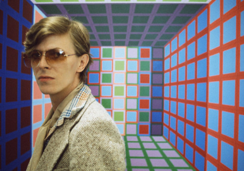 06 Jun 1977, Anet, France --- British singer, songwriter and actor David Bowie in the workshop of Hungarian French artist Victor Vasarely. --- Image by Christian Simonpietri/Sygma/Corbis