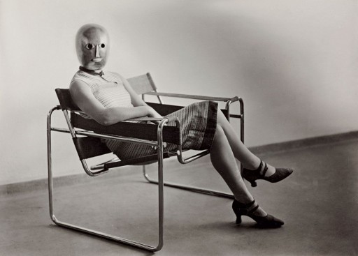 Bauhaus_Erich Consemuller_Donna su sedia B3 di Marcel Breuer con maschera di Oskar Schlemmer (1926)