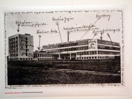 Bauhaus_Walter Gropius_cartolina con note dell'edificio del Bauhaus a Dessau (1926)