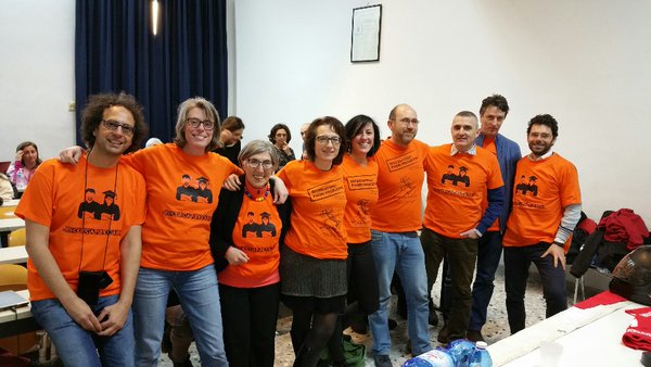 Ricercatori strutturati Rete 29 aprile in maglietta arancione alleati di #ricercaprecaria