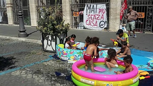 La protesta a Piazza SS. Apostoli, foto Blocchi Precari Metroplitani (Facebook)