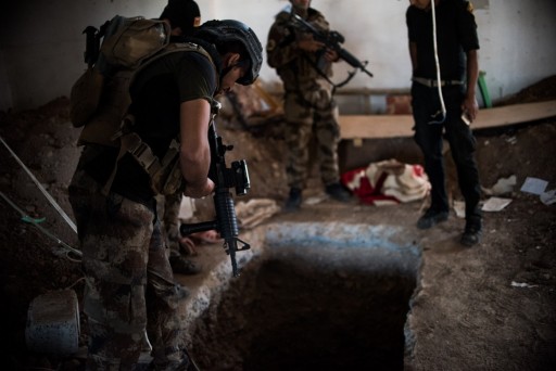 Soldati iracheni cercano miliziani dell'Isis sfuggiti alla riconquista della città di Mosul