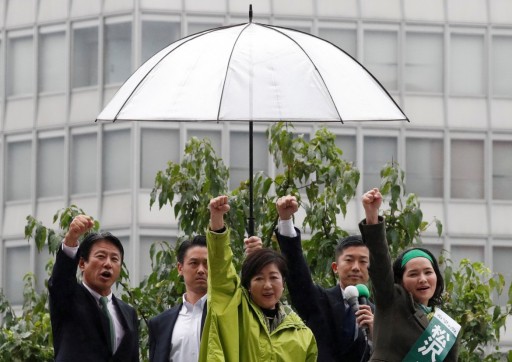 Al centro la leader del Partito della Speranza e governatrice di Tokyo, Yuriko Koike