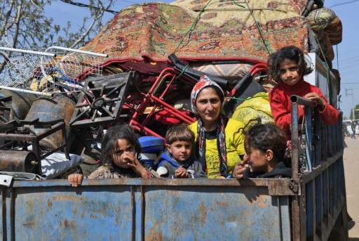 Civili in fuga da Afrin, nord della Siria, arrivano nel villaggio di az-Ziyarah, Aleppo (Afp)