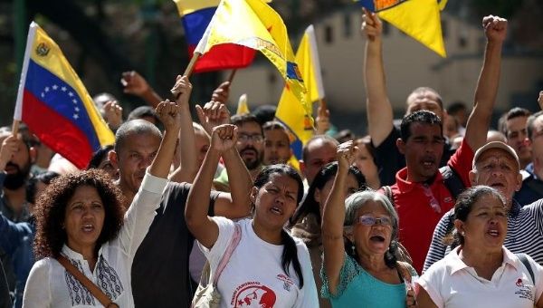 Ai contadini Caracas promette le terre di Chávez
