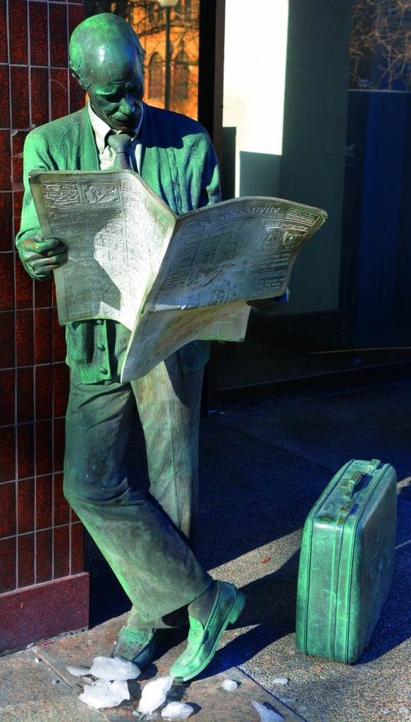 «Catching up», scultura a Montreal dell’artista John Seward Johnson. L’opera fa parte di una serie su persone che leggono giornali o libri