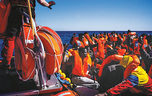 422 migranti su Ocean Viking: «Subito un porto». Italia e Malta non rispondono