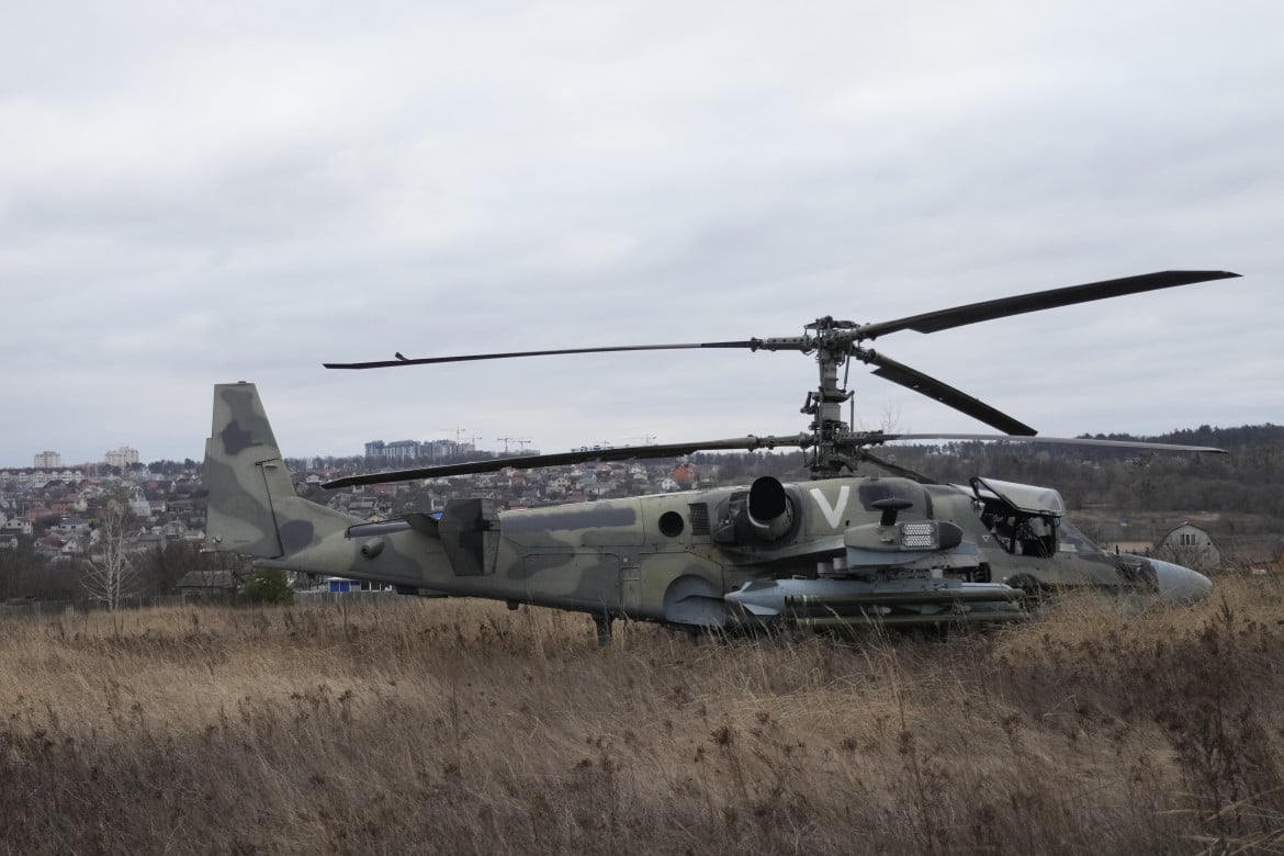 ap22055502101994-ucraina-elicottero-russo-abbattuto-kiev