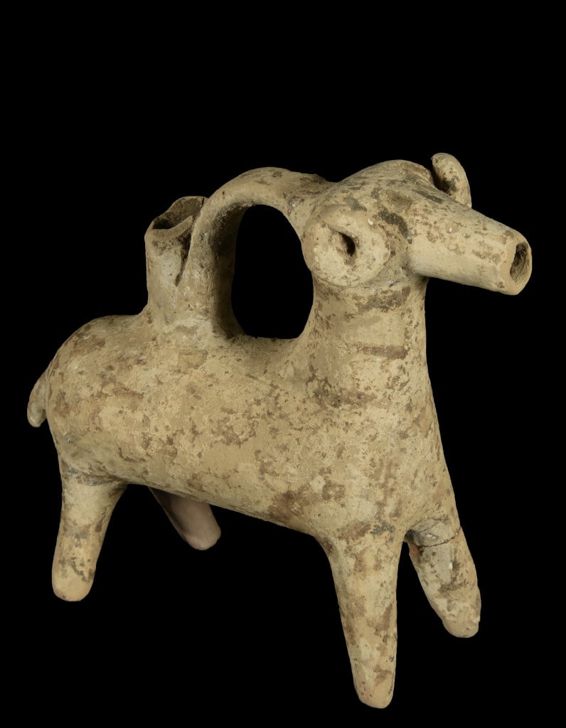 Vaso a forma di ariete in una tomba di bambino, 675-650 a.C. (© G. Gallitto)