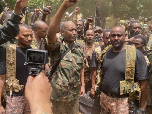 Khartoum, 30 maggio 2023. Il generale Abdel-Fattah Burhan visita le truppe, in un video diffuso dalle Forze armate sudanesi (Ap)