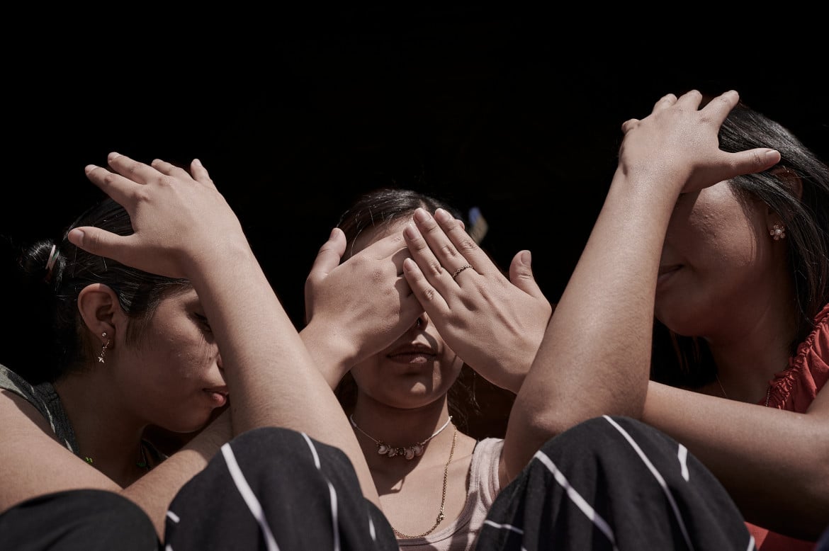 La fotografa Mahè Elipe, in mostra con questo progetto alla Biennale di Fotografia Femminile di Mantova del 2024, racconta l’impegno delle donne che da oltre un decennio lotta per fare dell’aborto un diritto