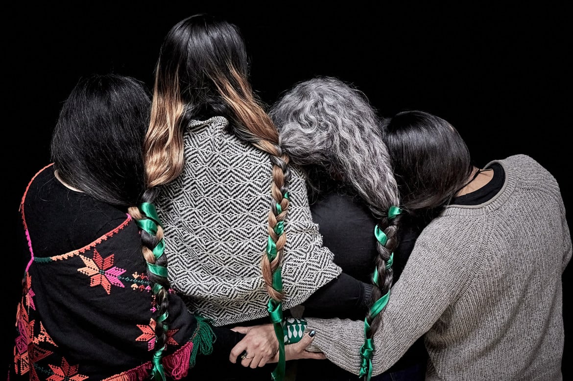 La fotografa Mahè Elipe, in mostra con questo progetto alla Biennale di Fotografia Femminile di Mantova del 2024, racconta l’impegno delle donne che da oltre un decennio lotta per fare dell’aborto un diritto