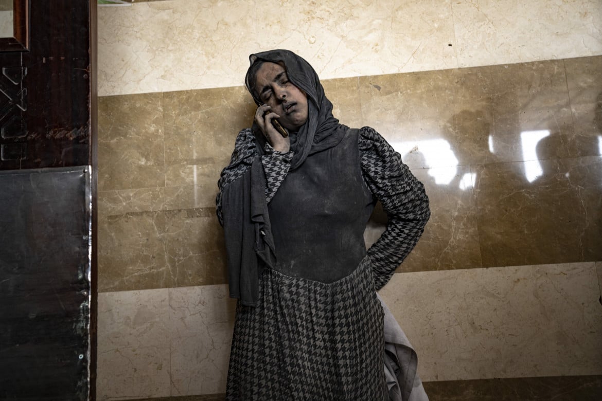 02-una-donna-palestinese-ferita-in-un-bombardamento-israeliano-della-striscia-di-gaza-arriva-in-ospedale-a-khan-younis-03-novembre-fatima-shbair-ap