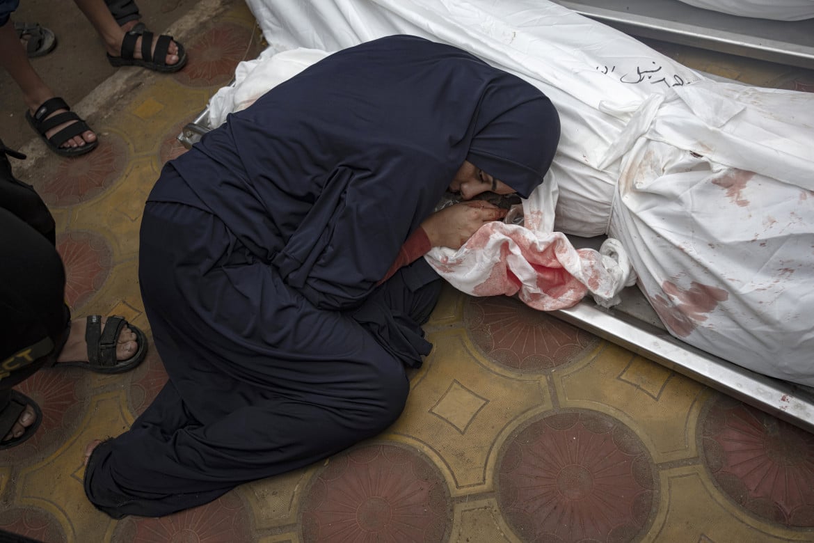 02-una-donna-piange-il-figlio-e-il-marito-uccisi-in-un-bombardamento-dell-esercito-israeliano-sulla-striscia-di-gaza-nell-ospedale-di-khan-younis-05-dicembre-2023-fatima-shbair-ap