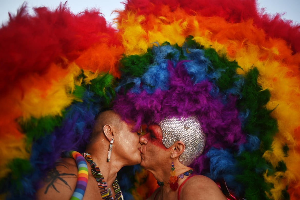 03-due-persone-si-baciano-durante-la-24a-edizione-del-brasilia-lgbt-pride-march-in-brasile-09-luglio-andre-borges-ansa