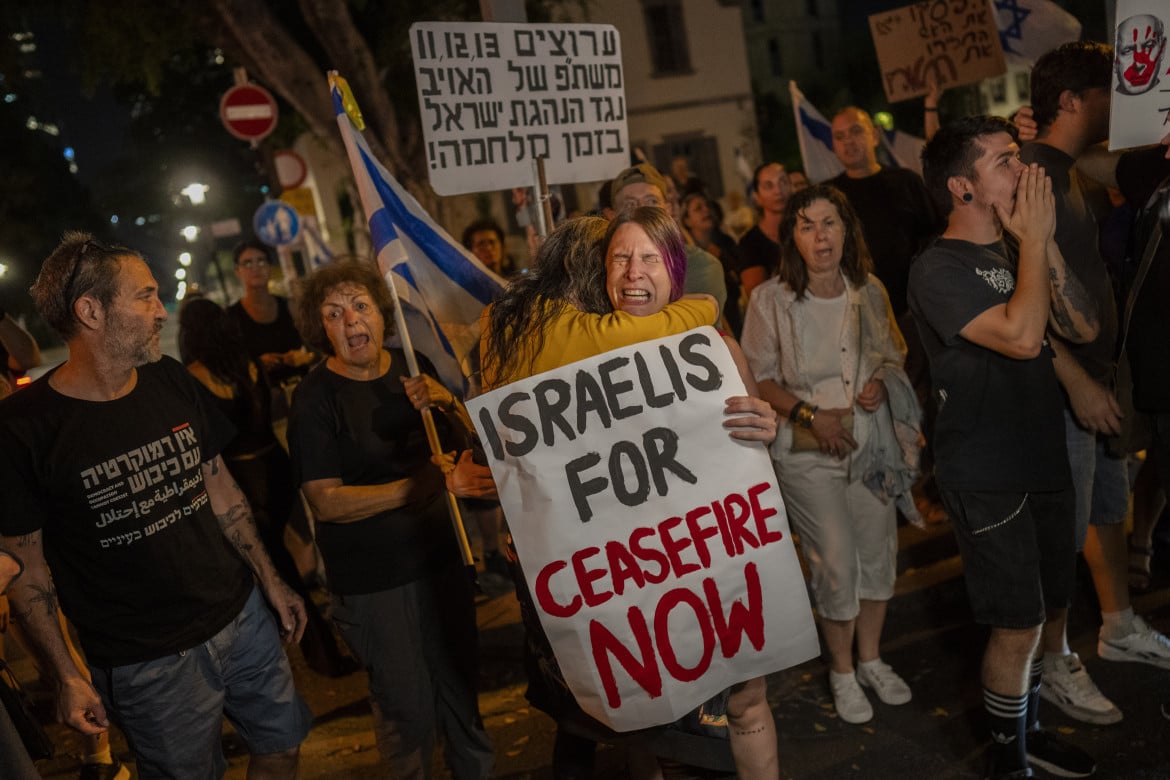 03-una-donna-israeliana-durante-una-manifestazione-per-chiedere-il-cessate-il-fuoco-nella-striscia-di-gaza-viene-confortata