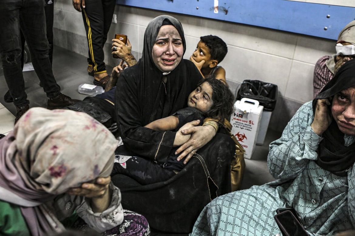 04-palestinesi-feriti-siedono-nell-ospedale-al-shifa-nella-citta-di-gaza-in-seguito-un-esplosione-il-17-ottobre-2023-abed-khaled-ap