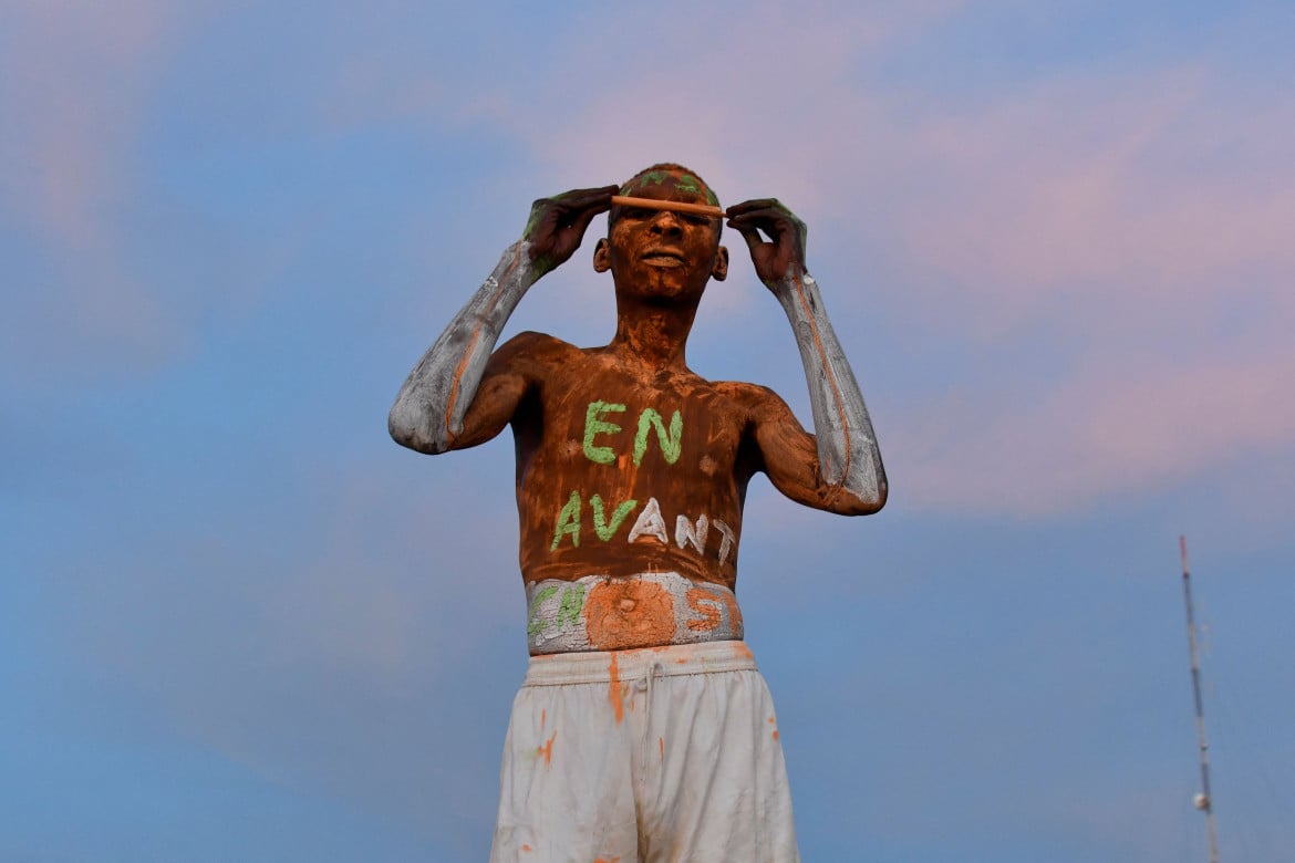 04-un-sostenitore-del-consiglio-nazionale-per-la-salvaguardia-della-patria-cnsp-del-niger-manifesta-a-niamey-10-agosto-getty-images