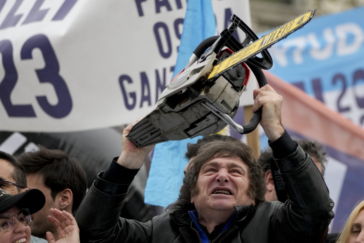 05-javier-milei-esponente-dellultra-destra-argentina-viene-eletto-nuovo-presidente-il-10-dicembre-2023-milei-ha-utilizzato-la-motosega-durante-la-sua-campagna-per-simboleggiare-il-m