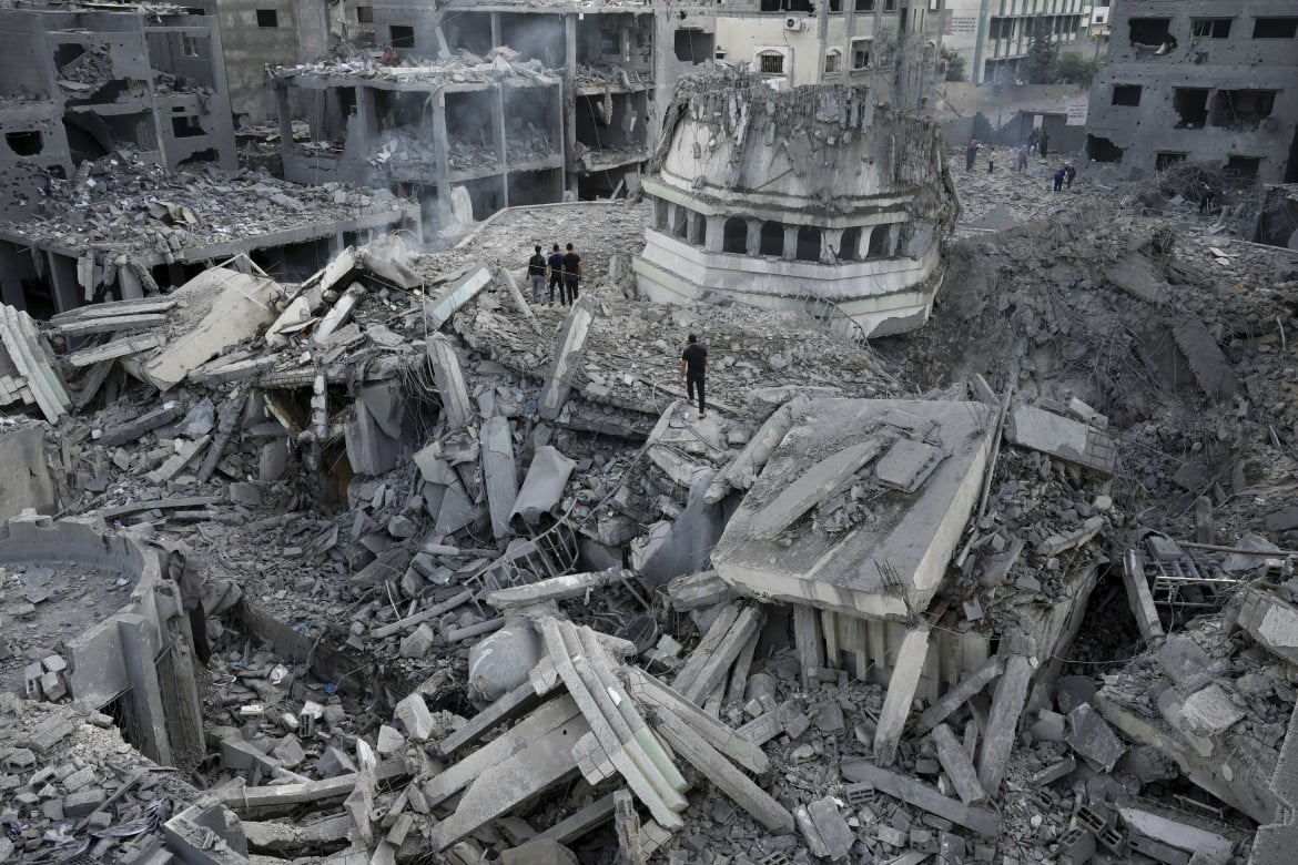05-palestinesi-ispezionano-le-macerie-della-moschea-yassin-distrutta-dopo-essere-stata-colpita-da-un-attacco-aereo-israeliano-nel-campo-profughi-di-shati-a-gaza-city-lunedi-9-ottobre-202