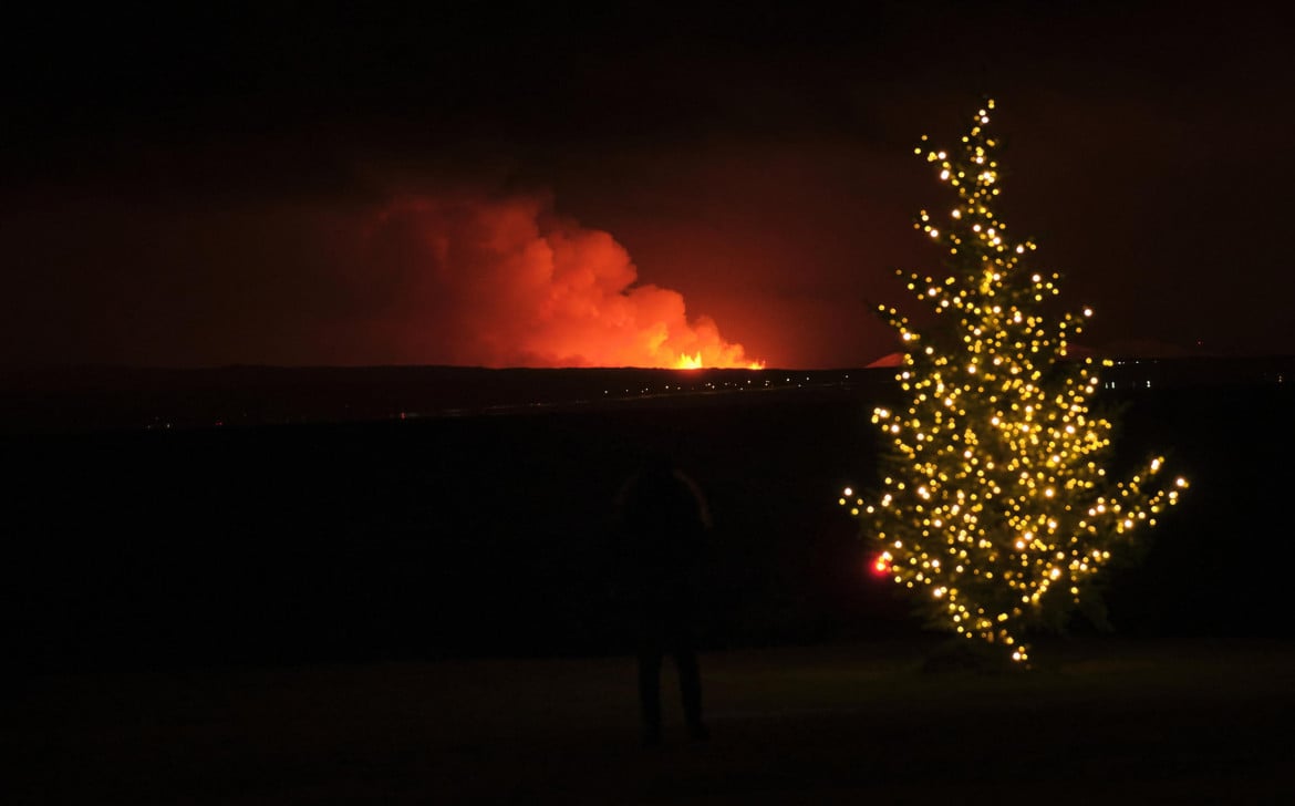 06-l-eruzione-vulcanica-iniziata-vicino-alla-citta-di-grindavik-sulla-penisola-di-reykjanes-vista-da-reykjavik-islanda-il-19-dicembre-202-anton-brink-ansa