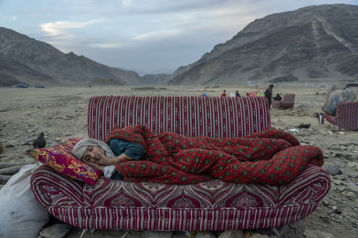 06-una-donna-rifugiata-afghana-riposa-nel-deserto-vicino-a-un-campo-vicino-al-confine-tra-torkham-pakistan-e-afghanistan-il-17-novembre-2023-ebrahim-noroozi-ap