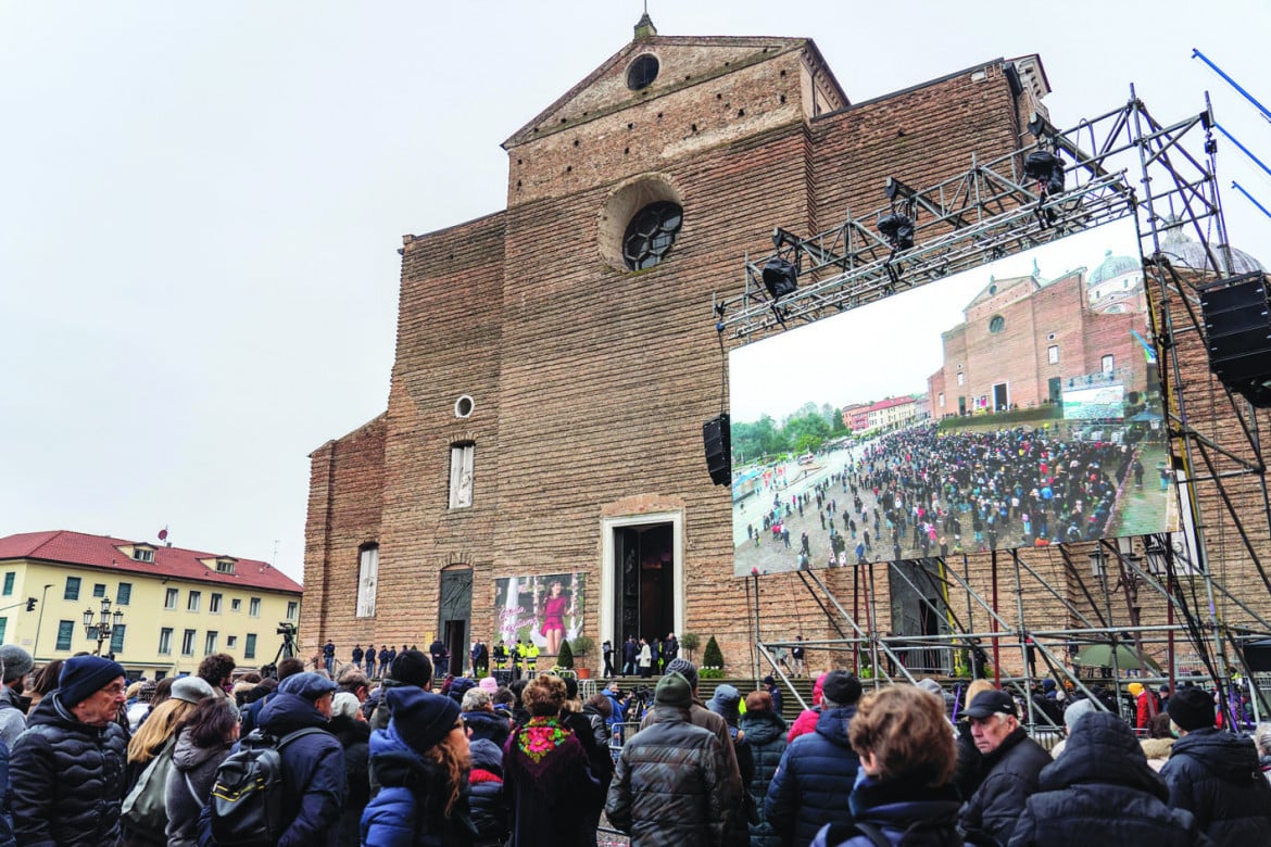 Padova, la piazza di Prato della Valle gremita per i funerali di Giulia Cecchettin, foto LaPresse