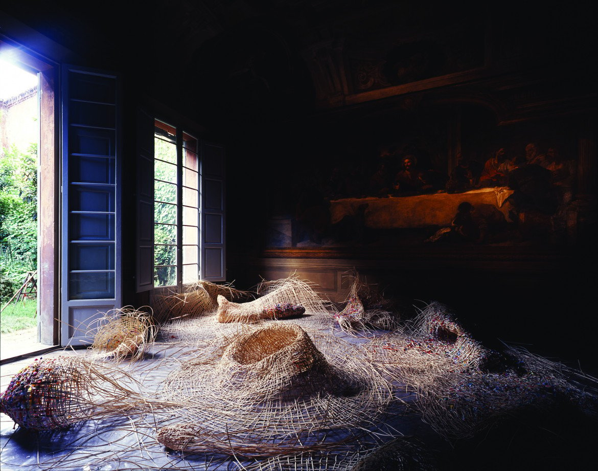 Nidi, 2003 Vista dello studio, rattan, carta, chine, diemensioni variabili, Fondazione Collegio Artistico Venturoli