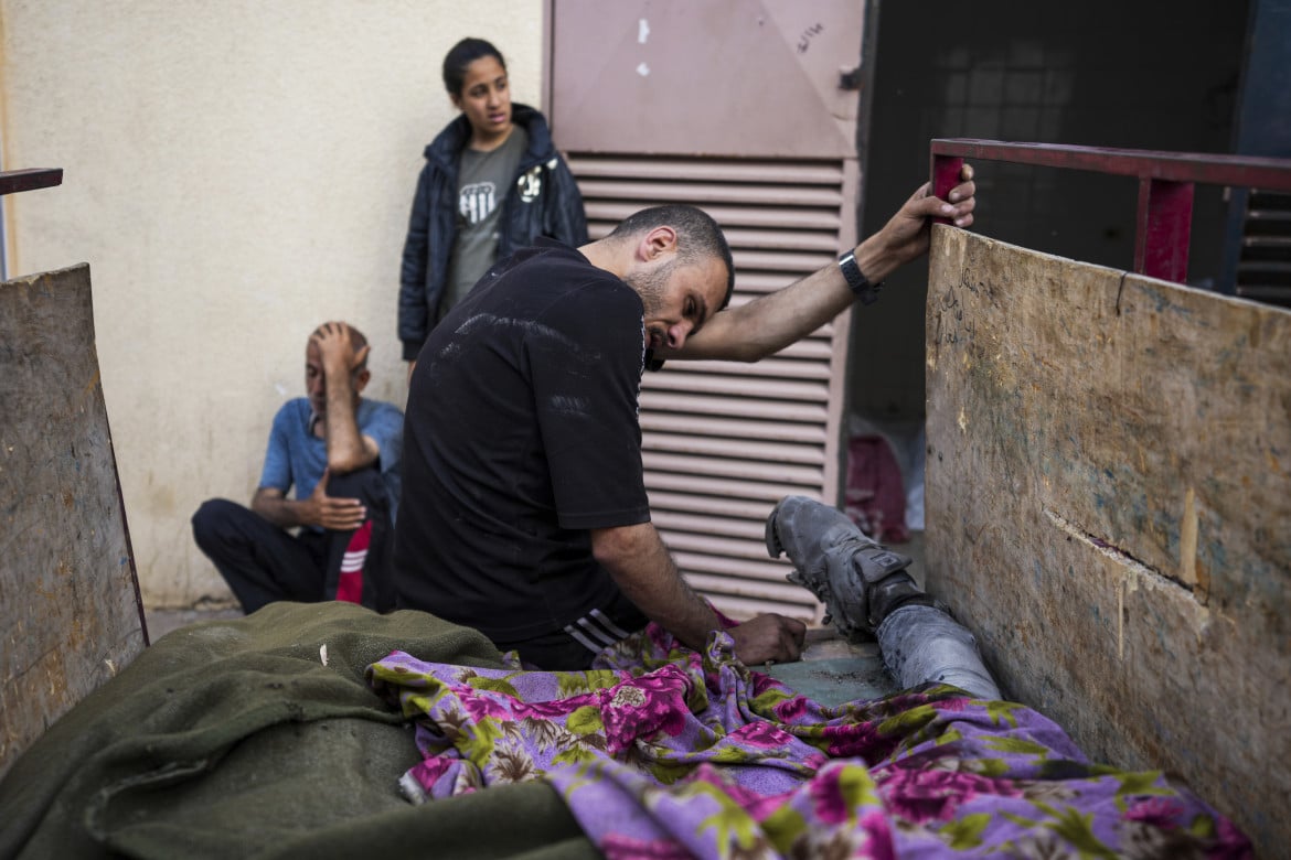 04-palestinesi-piangono-i-loro-parenti-uccisi-nel-bombardamento-israeliano-della-striscia-di-gaza-presso-l-ospedale-al-aqsa-a-deir-al-balah-abdel-kareem-hana-ap