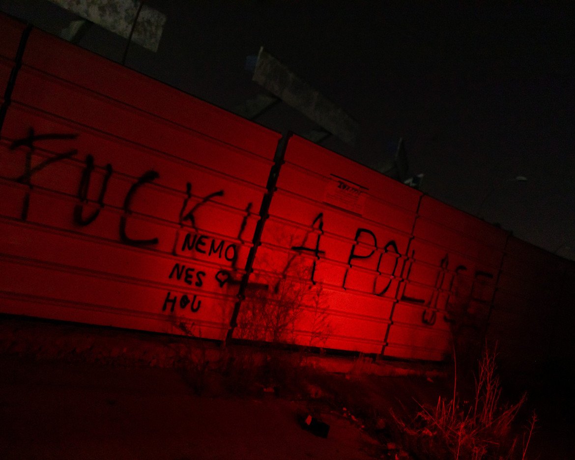 05-scritta-contro-la-violenza-della-polizia-sui-muri-dello-stadio-di-tunisi-la-street-art-e-punita-fino-a-quattro-anni-foto-di-giovanni-culmone