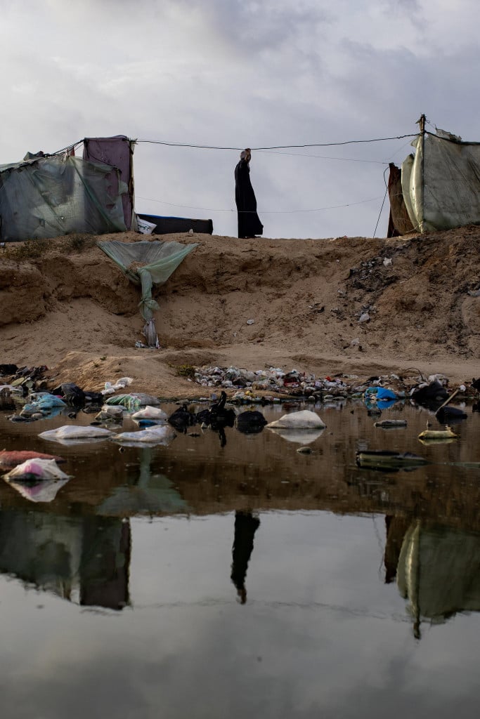 05-un-palestinese-in-piedi-in-un-campo-temporaneo-per-gli-sfollati-a-rafah-nel-sud-della-striscia-di-gaz-haitham-imad-ansa