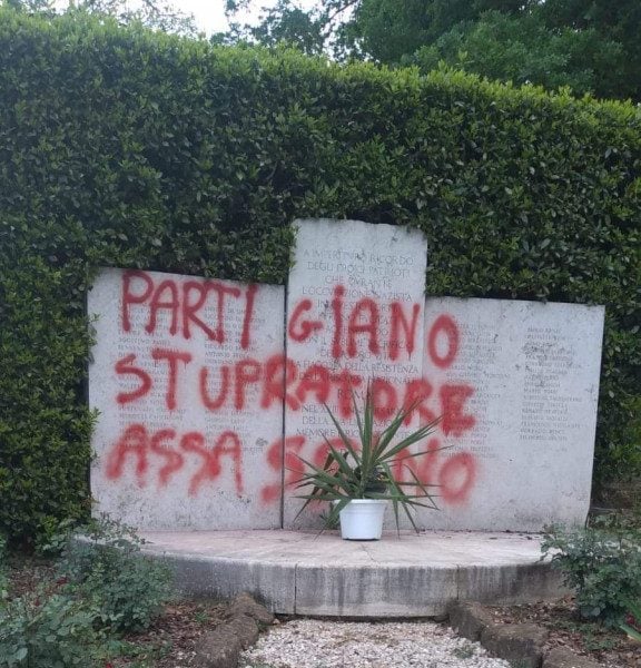 Lapide sfregiata a Roma. Saluti fascisti a Varese