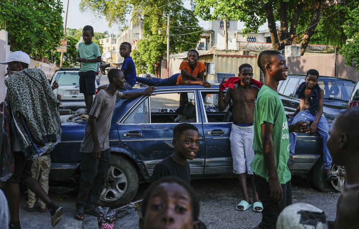 010-alcuni-ragazzi-girano-attorno-alle-auto-che-bloccano-una-strada-nel-centro-di-port-au-prince-haiti-ramon-espinosa-ap