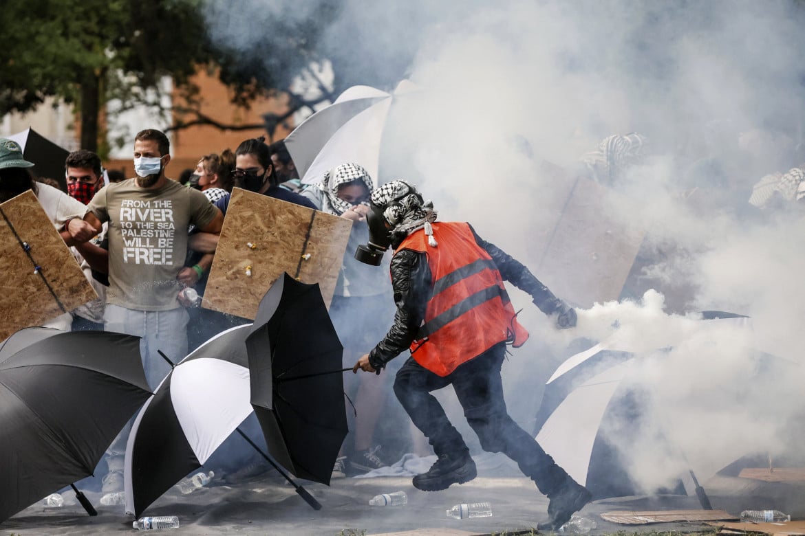 03-un-manifestante-rilancia-un-lacrimogeno-verso-la-polizia-durante-le-contestazioni-alluniversita-della-florida-del-sud-douglas-r-clifford-ap