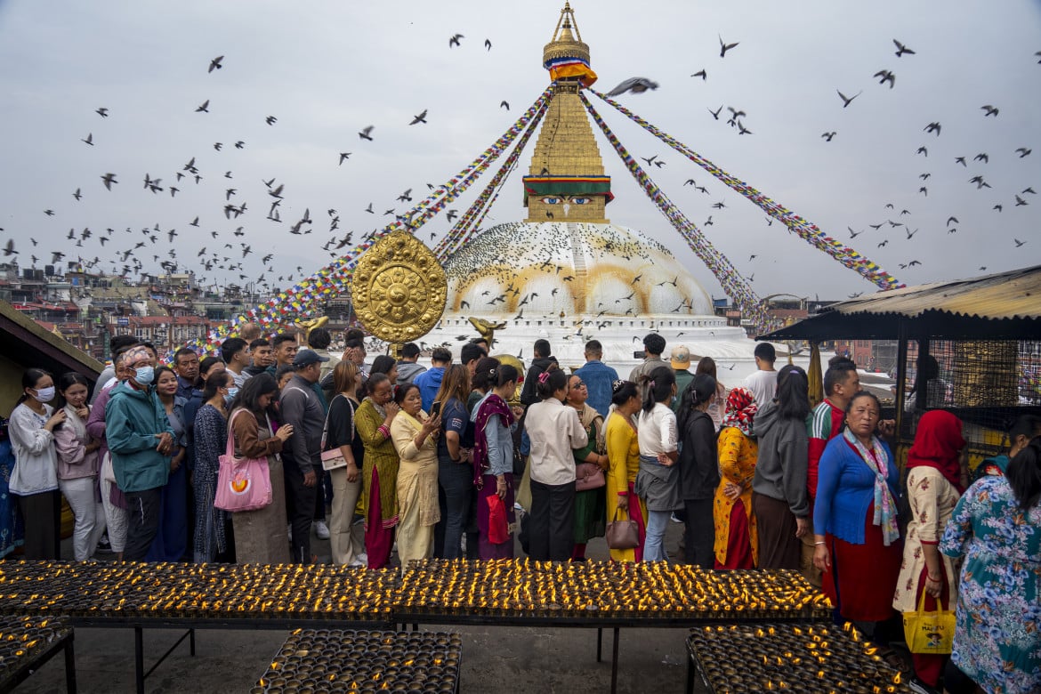 06-devoti-buddisti-in-fila-per-accendere-lampade-durante-il-festival-buddha-jayanti-al-boudhanath-stupa-a-kathmandu-in-nepal-niranjan-shrestha-ap