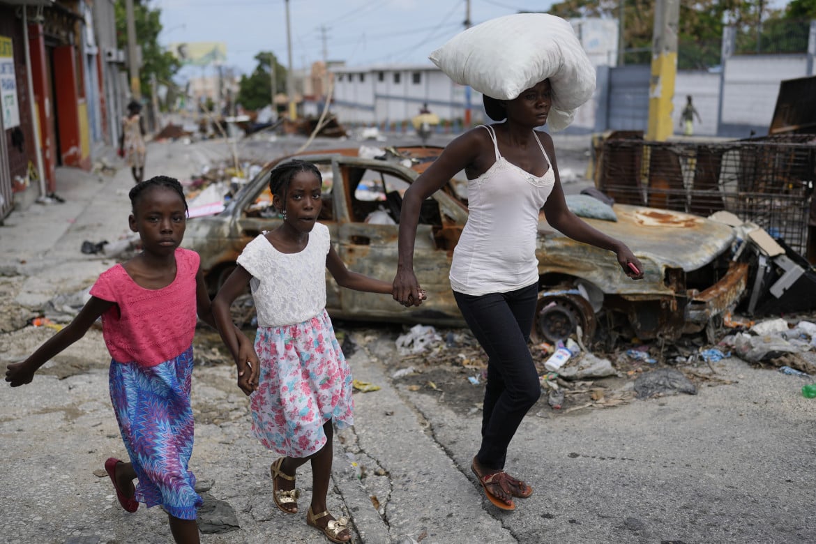 Una famiglia evacua il quartiere Delmas 22 a Port-au-Prince, ad Haiti, a causa dei violenti scontri tra gang haitiane (Ramon Espinosa, Ap)
