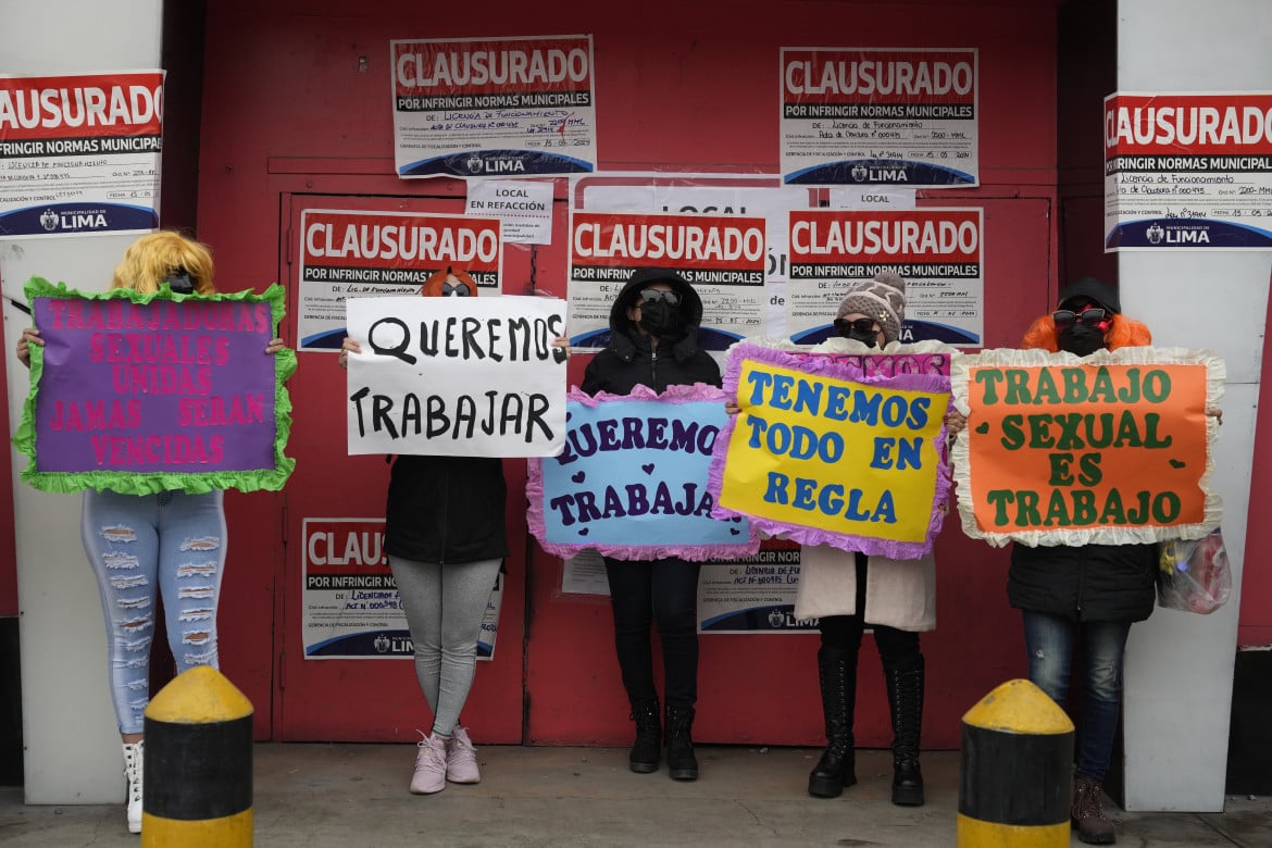 09-alcune-sex-workers-protestano-fuori-dal-loro-bordello-las-cucardas-dopo-che-e-stato-chiuso-dalle-autorita-di-lima-per-non-essere-a-norma-martin-mejia-ap