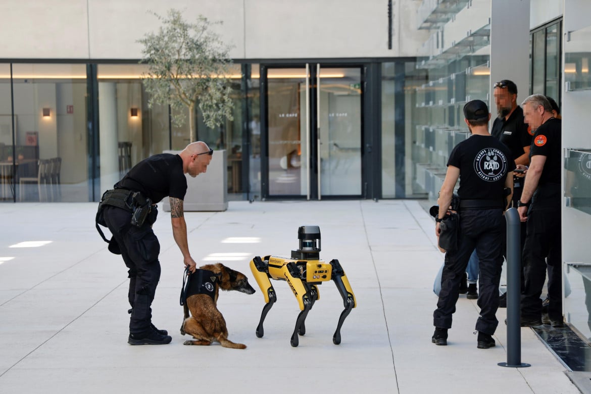 09-un-cane-poliziotto-dellunita-di-polizia-nazionale-francese-specializzata-nella-ricerca-di-esplosivi-ispeziona-un-cane-robot-di-boston-dynamics-a-marsiglia-in-francia-ludovic-marin