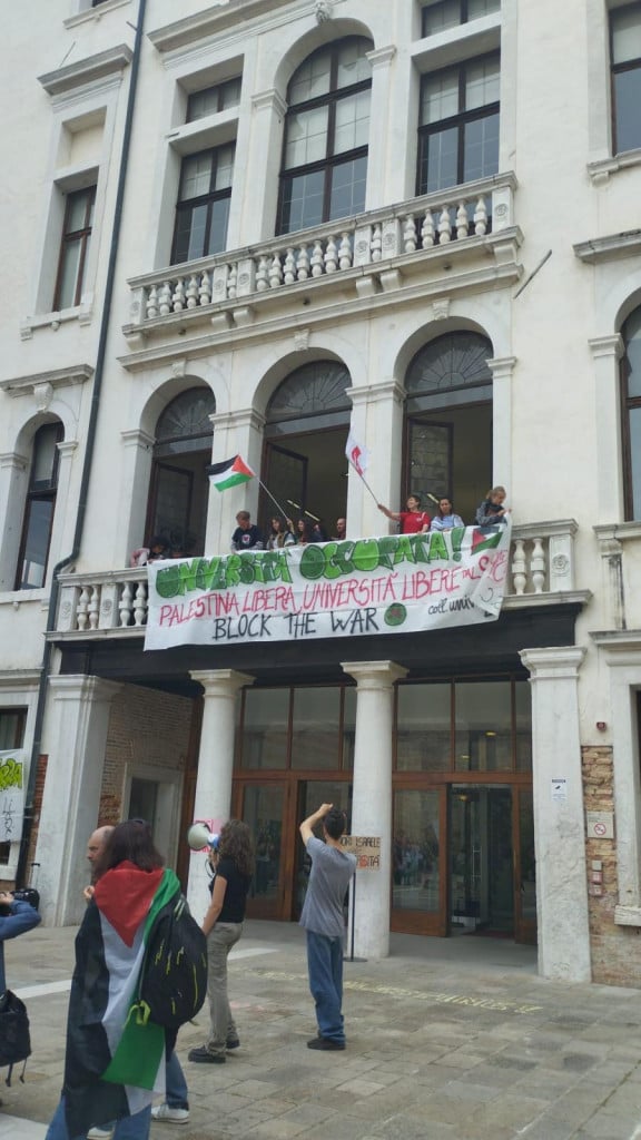 A Venezia canadesi, panche e tavolate: «Vogliamo risposte dai vertici di Ateneo»