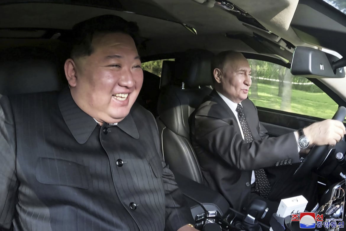 010-il-presidente-russo-vladimir-putin-guida-unauto-con-il-leader-nordcoreano-kim-jong-un-seduto-sul-sedile-del-passeggero-nel-giardino-della-kumsusan-state-guest-house-a-pyongyang-in